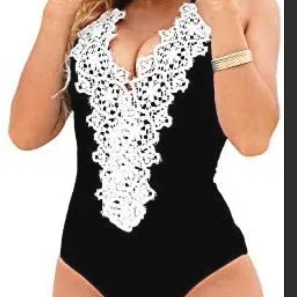 NWT🧜‍♀CUPSHE Swim suit with white lace plunge line